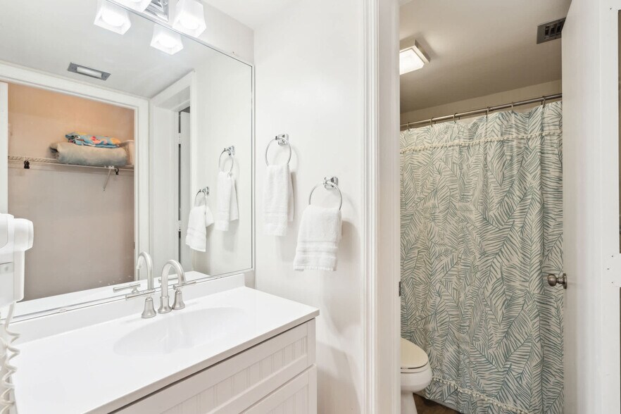 Building Photo - 600 Neapolitan Way