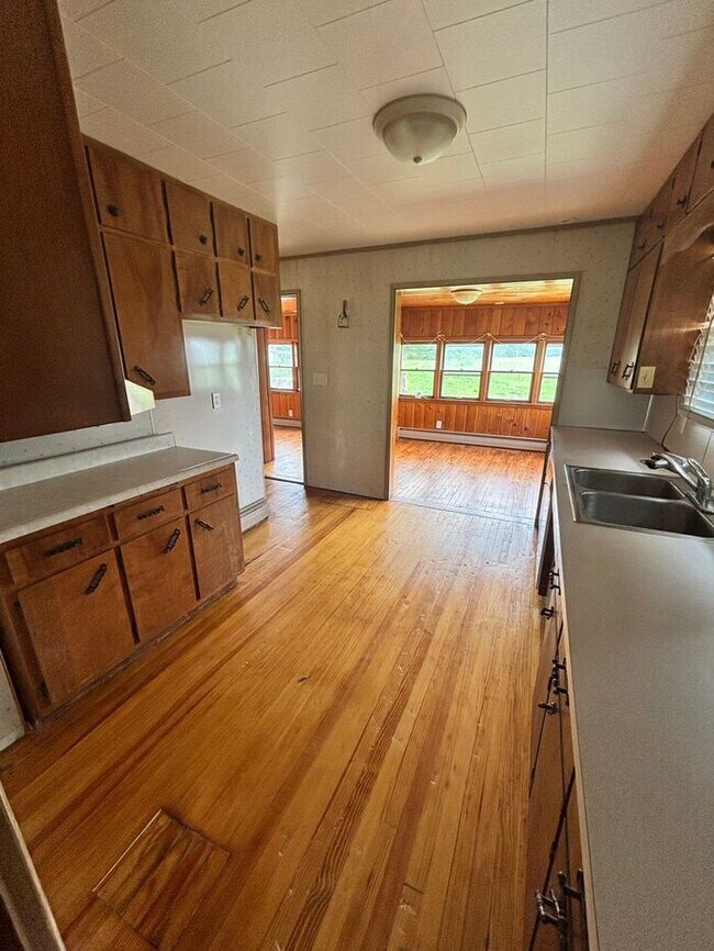 Building Photo - Charming Single-Family Home