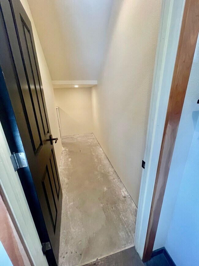 Building Photo - 10375 Laurentian Way