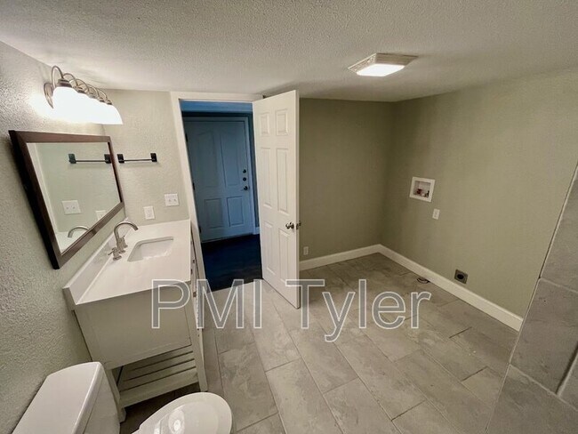 Building Photo - 223 Sunray St