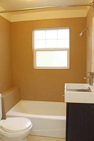 Building Photo - 3087 SE Ankeny St