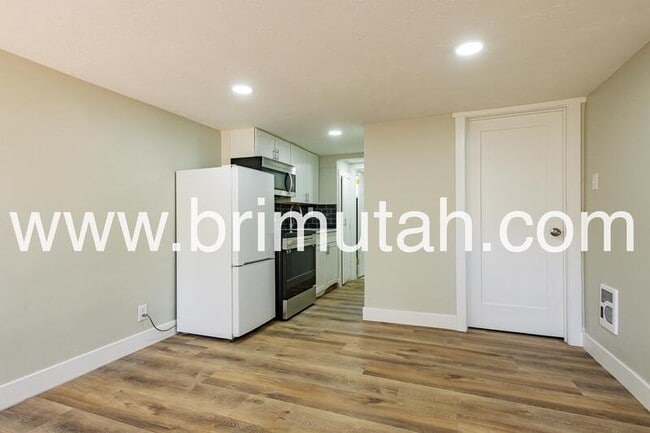 Building Photo - 753 Princeton Ave S