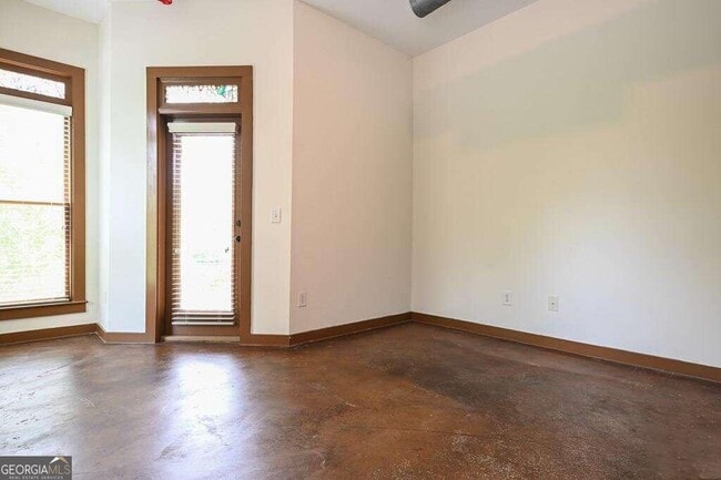 Building Photo - 250 Martha Dr