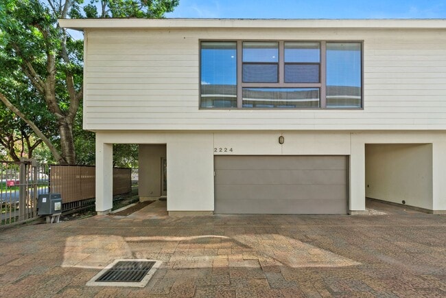 Primary Photo - Contemporary Townhome Steps from Downtown/...