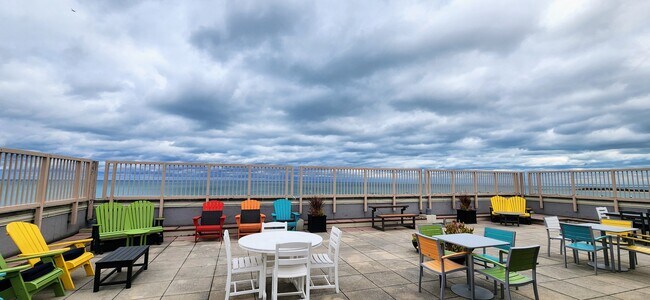 Building Photo - 6157 N Sheridan Rd