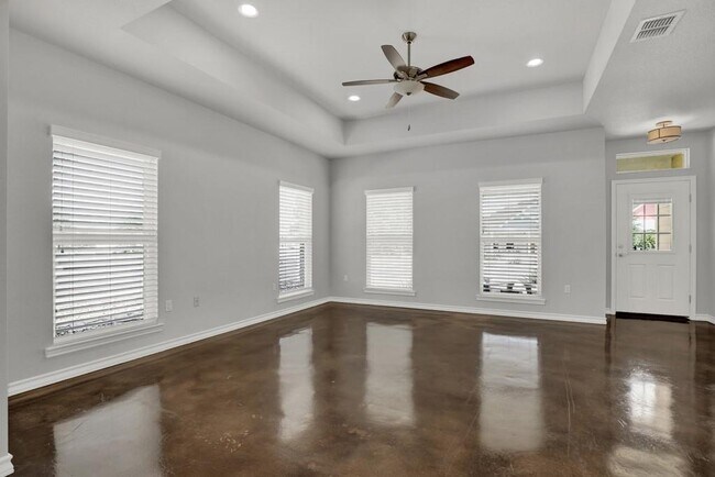 Building Photo - 1365 Hanz Dr