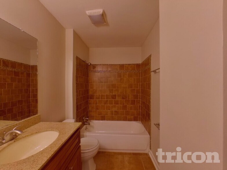 Building Photo - 2863 Iroquois Dr