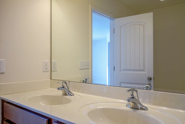 Building Photo - Townhome | Washer/ Dryer Included  |Fenced...