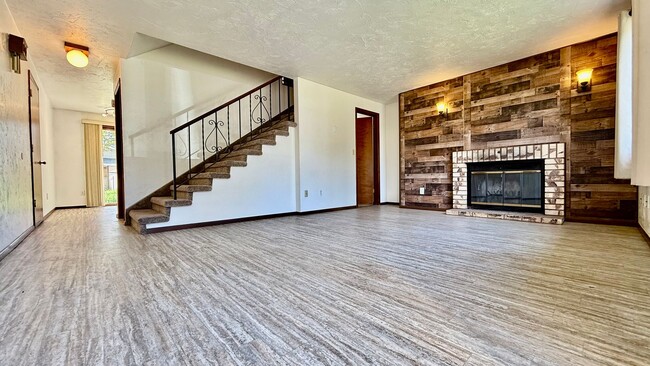 Building Photo - Two Bedroom Townhome with AC, Garage & Ful...