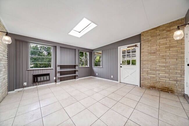 Building Photo - 313 Sagecrest Dr