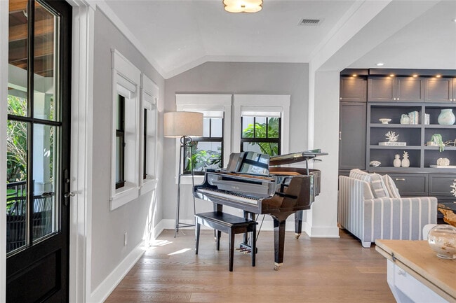 Building Photo - 450 N Swinton Ave