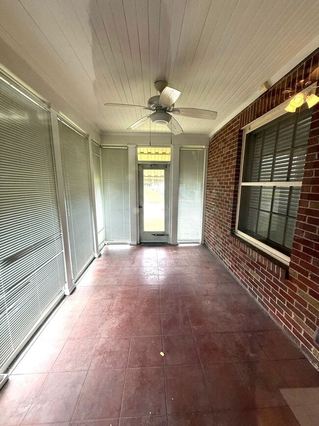 Building Photo - ** 3 bed 2 bath located in Cloverdale ** C...