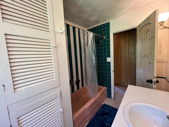 Building Photo - AVAIL 10/15 -- $1,200 ** Annual ** 2 Bed /...