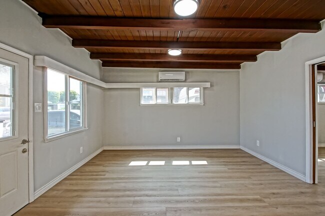 Building Photo - 1534 Mathews Ave