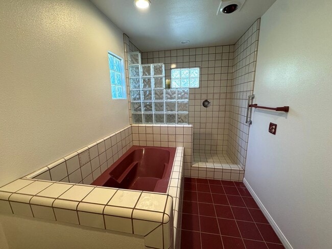 Building Photo - Spacious Central Ventura Home