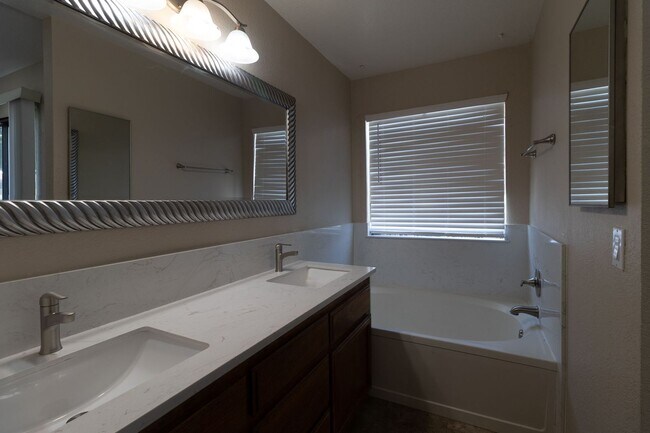 Building Photo - Stunning 3-bedroom, 2-bathroom home with a...