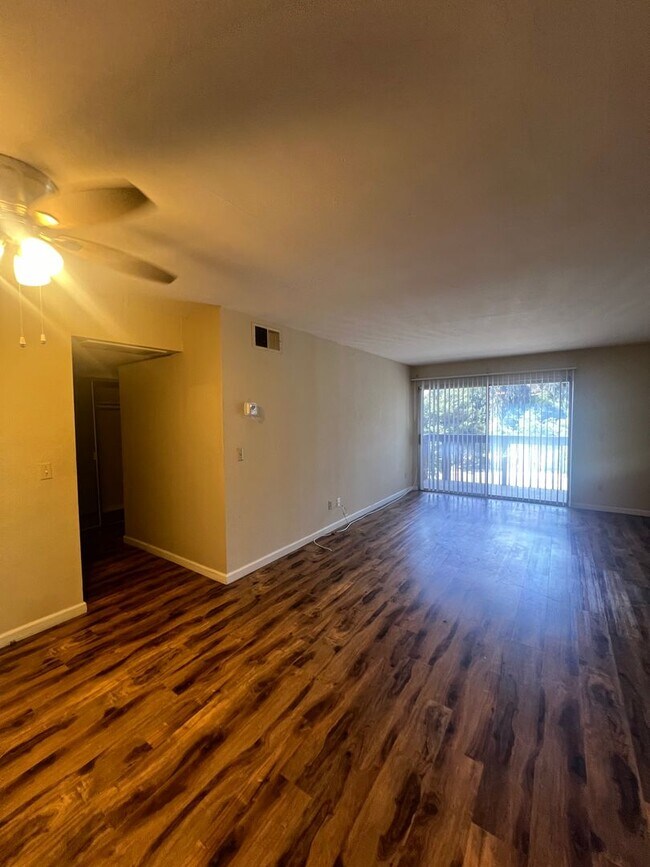Building Photo - 2 Bedroom Condo in Mission Valley