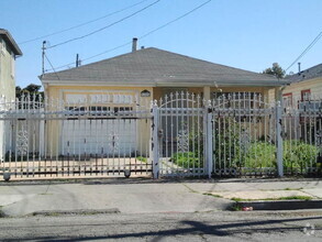 Building Photo - Newly Remodeled 3 Bedroom 2 Bath House -- ...