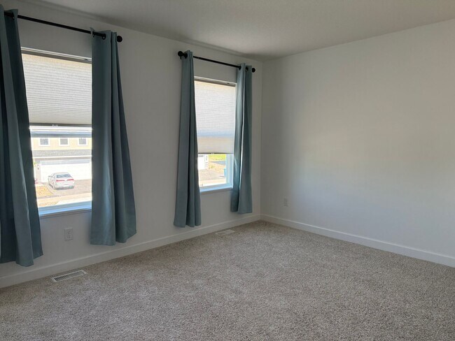 Building Photo - Stunning New Construction Home - Modern Lu...