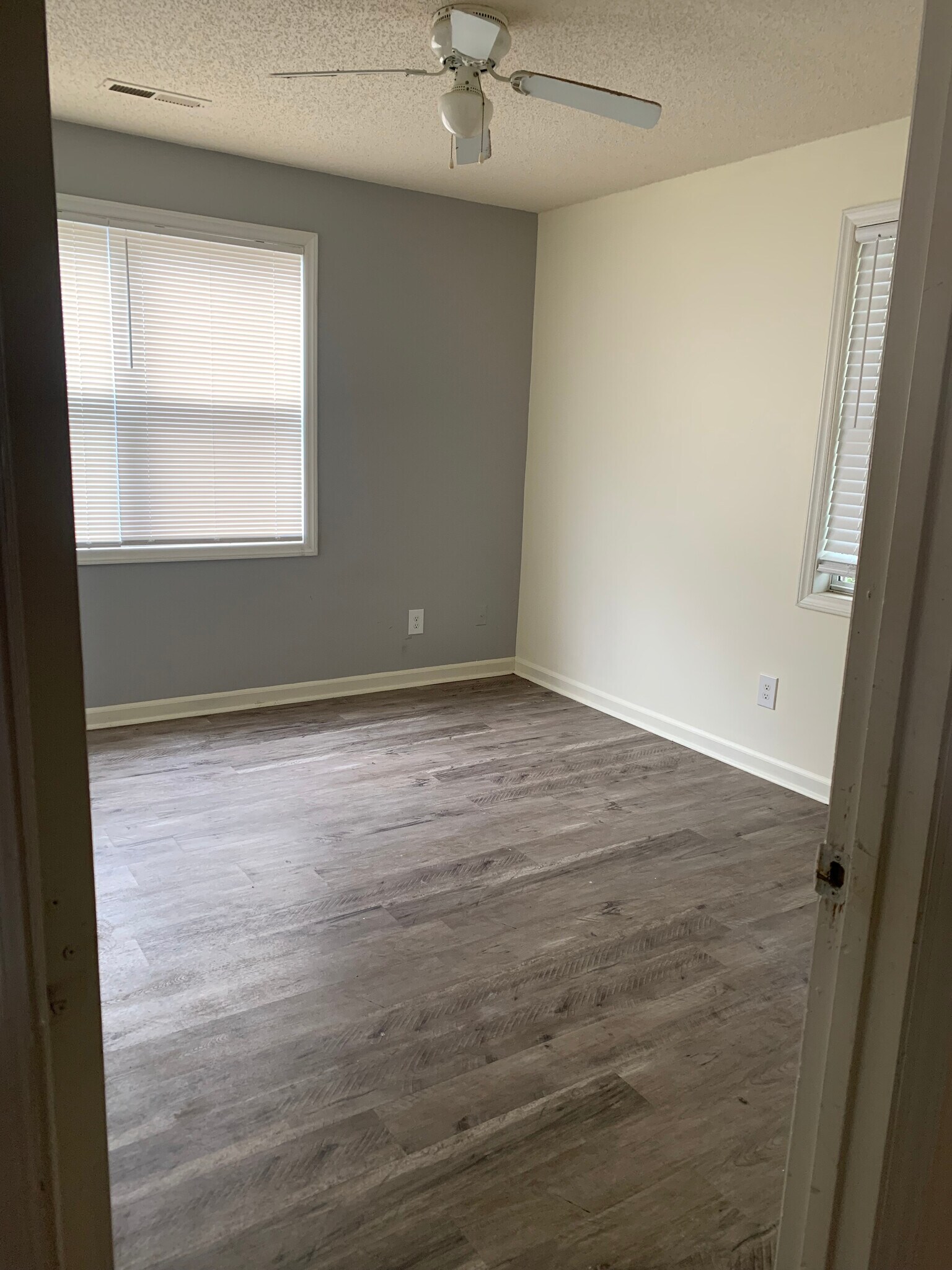 Building Photo - Room in Condo on Carlton Ave