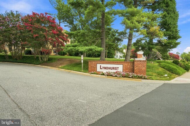 Building Photo - 3814 Lyndhurst Dr