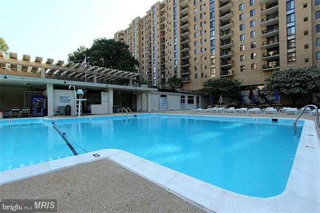 Building Photo - 4600 S Four Mile Run Dr