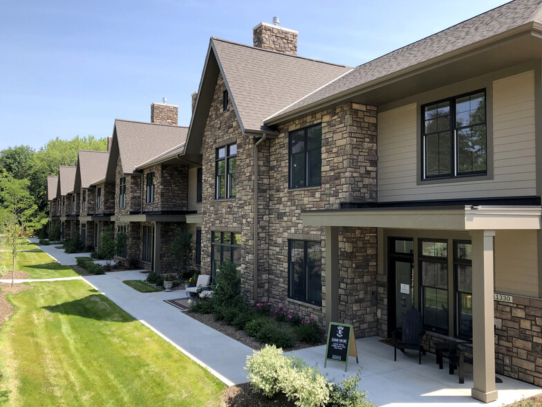 Townhome Private Entry - Spur 16 Mequon