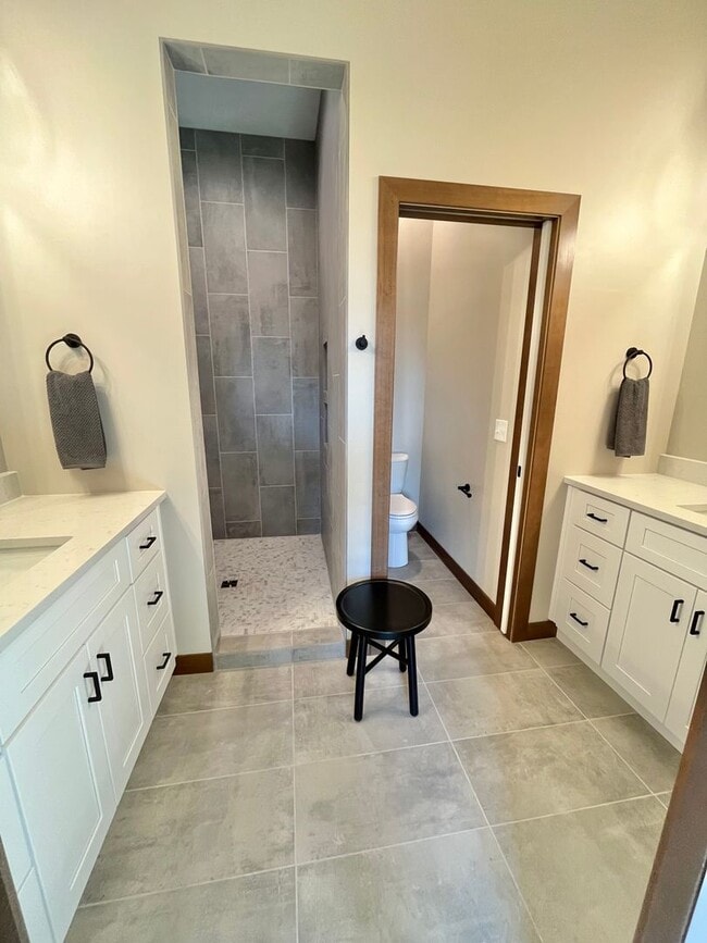Building Photo - Stunning 5 Bed/2.5 Bath Townhome!