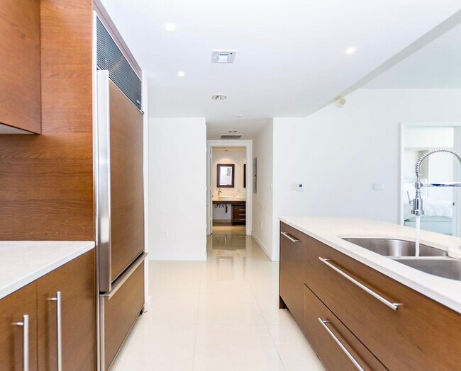 Building Photo - 485 Brickell Ave