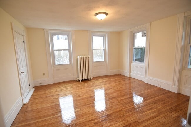 Building Photo - 20-24-24 Walnut St