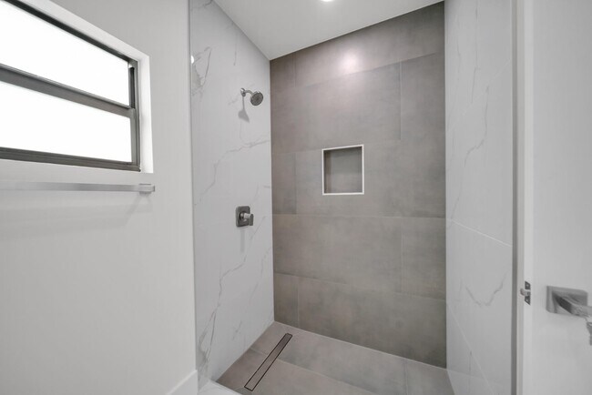 Building Photo - 2443-2443 Mae Ave S