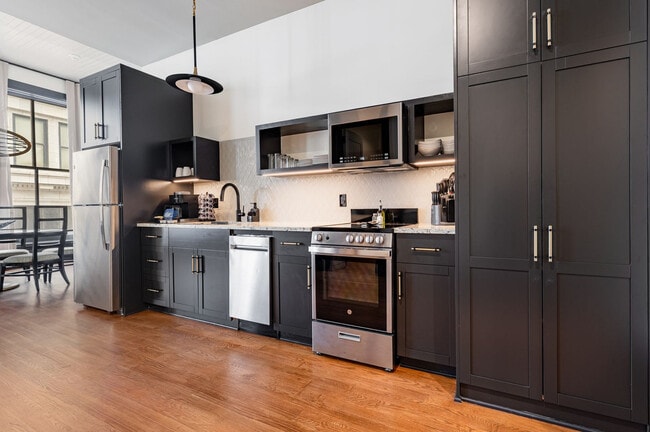 Building Photo - 1011 Canal St