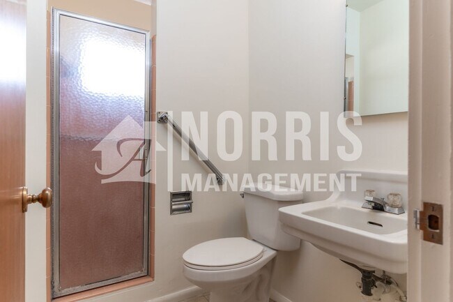 Building Photo - Quaint Home in an Established Neighborhood