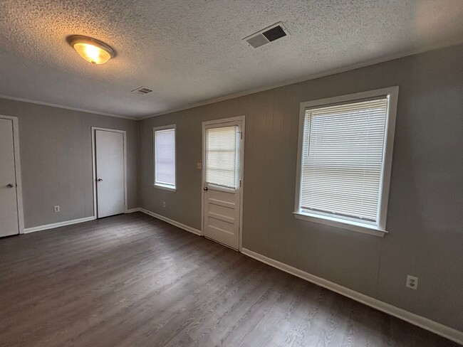 Building Photo - 837 Carrolton Rd