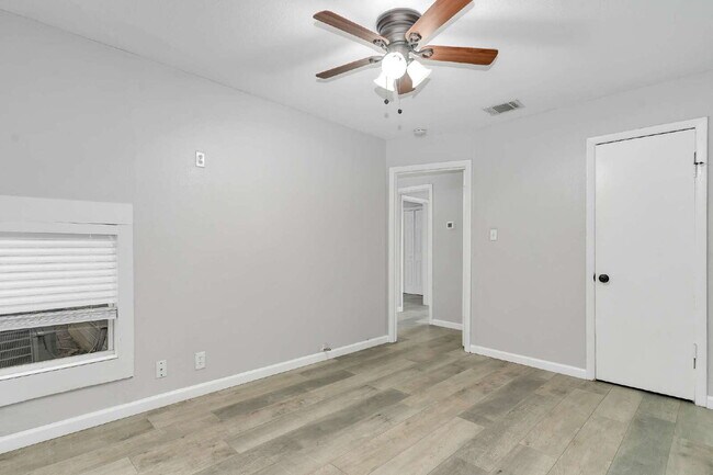 Building Photo - Cozy 2 Bedroom 1 Bath Duplex in Cleburne T...