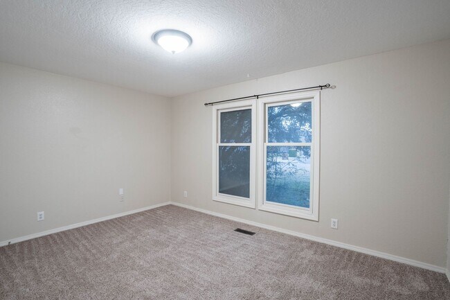 Building Photo - 4 Bed | 3 Bath in Central Tulsa!