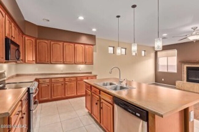 Building Photo - Beautiful home in gated community