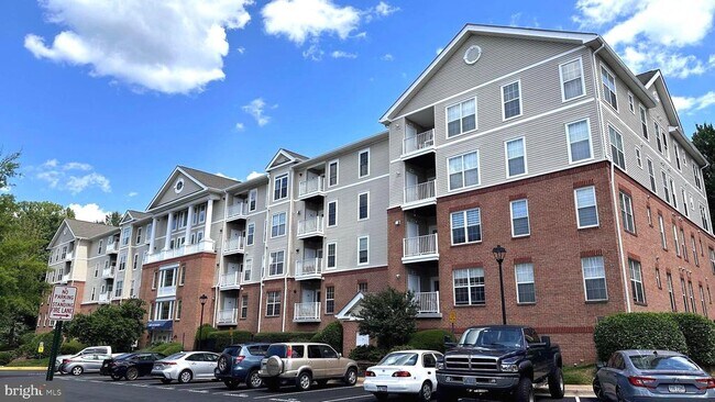 Building Photo - 7011 Falls Reach Dr