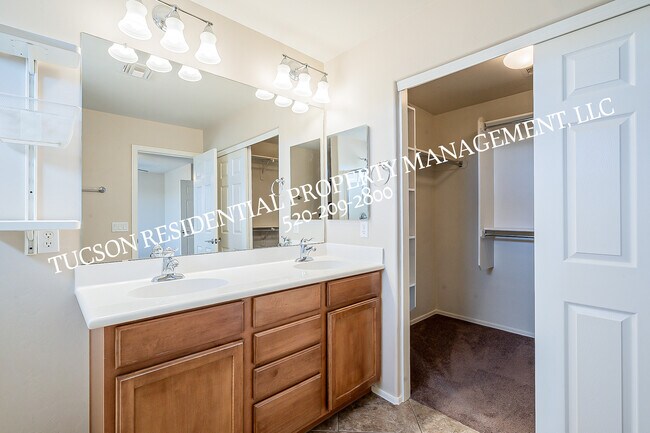 Building Photo - 6012 S Meadow Breeze Dr
