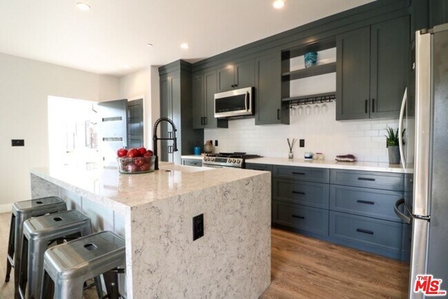 Building Photo - 1249 S Plymouth Blvd