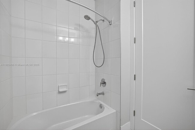 Building Photo - 1402 SW 4th Ave