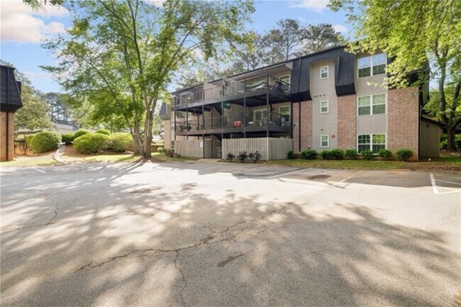 Building Photo - 305 Winding River Dr