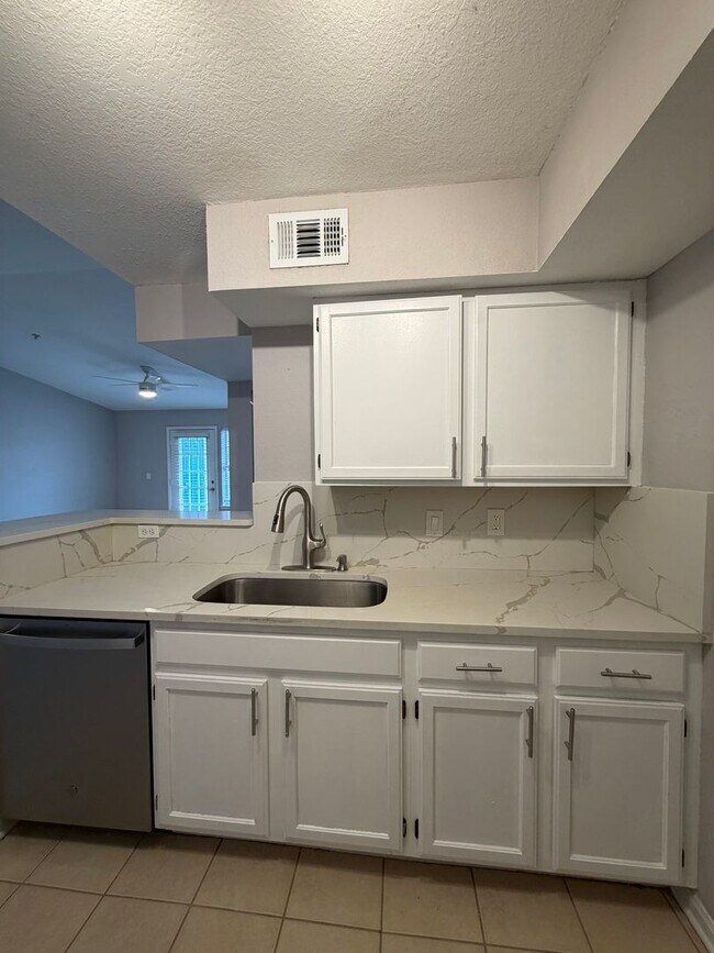 Building Photo - Newly Upgraded and Spacious 2B/2B Unfurnished Condo near Beach in Destin!