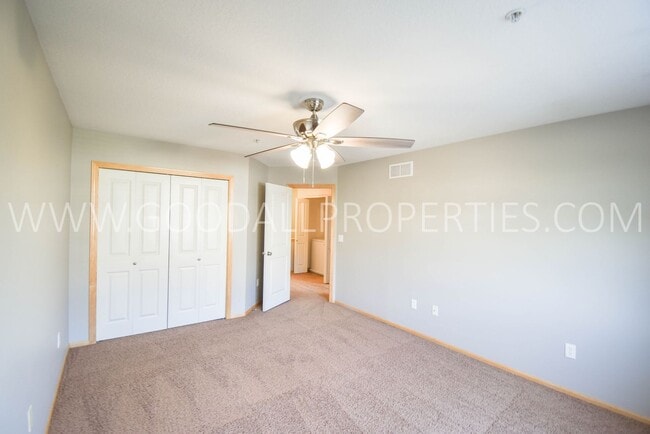 Building Photo - 2 Bedroom, 1.5 Bath Townhome in Jordan Creek area!