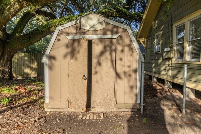 Building Photo - 104 S Beauregard St