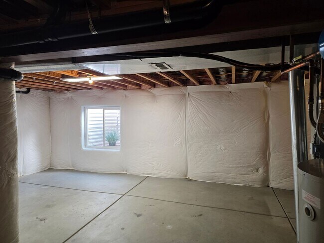 Building Photo - Beautiful and Expansive 4 Bed 3 Bath SFR by Buckley AFB