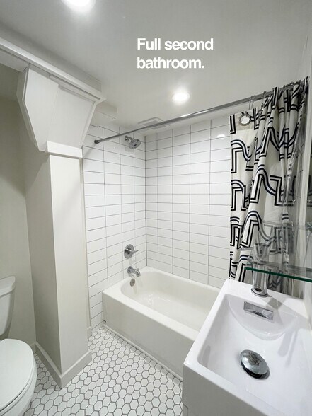 Building Photo - 5124 NE 35th Pl