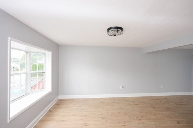 Building Photo - 1421 E Caracas Ave