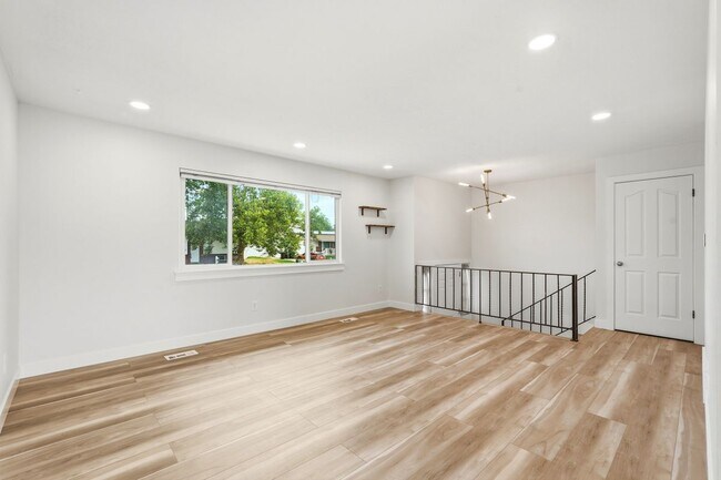 Building Photo - 666 W 725 N