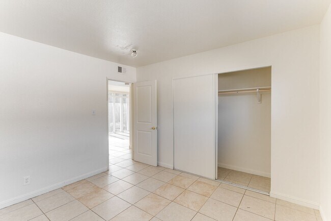 Building Photo - Bright & Spacious 2-Bedroom Upstairs Unit ...